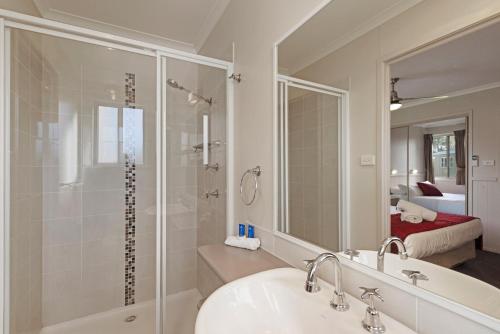 La salle de bains est pourvue d'une douche, d'un lavabo et d'un miroir. dans l'établissement Discovery Parks - Harrington, à Harrington