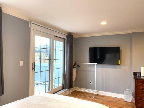 a bedroom with a flat screen tv on the wall at AF Stays - Philadelphia 1212 Mt Vernon St in Philadelphia