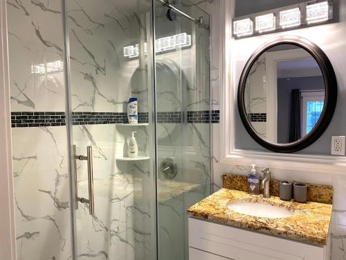 Un baño con ducha con lavabo y espejo. en Alina & Fanny - Philadelphia 1212 Mt Vernon St, en Filadelfia