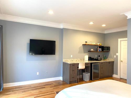 a living room with a kitchen with a tv on the wall at AF Stays - Philadelphia 1212 Mt Vernon St in Philadelphia
