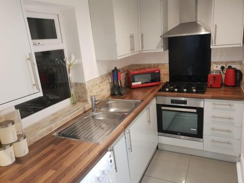 Dapur atau dapur kecil di Bambz Apartment 2