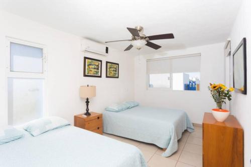 a bedroom with two beds and a ceiling fan at Casa STB01 con Alberca a 5 min de Nuevo Vallarta in Mezcales