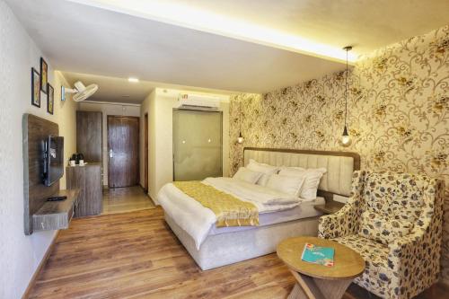 a bedroom with a bed and a couch and a table at Royal Castle in Kasol