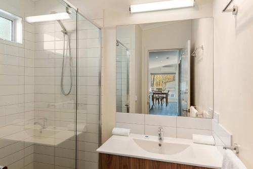 uma casa de banho com um lavatório e um chuveiro em Discovery Parks - Jindabyne em Jindabyne