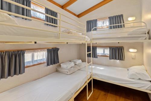 Divstāvu gulta vai divstāvu gultas numurā naktsmītnē Discovery Parks - Mildura, Buronga Riverside