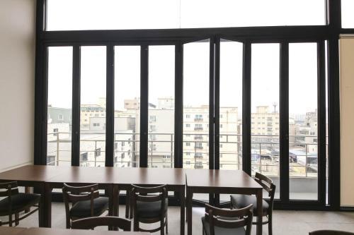 Benikea hotel في تشيونان: طاولة وكراسي في غرفة مع نافذة كبيرة