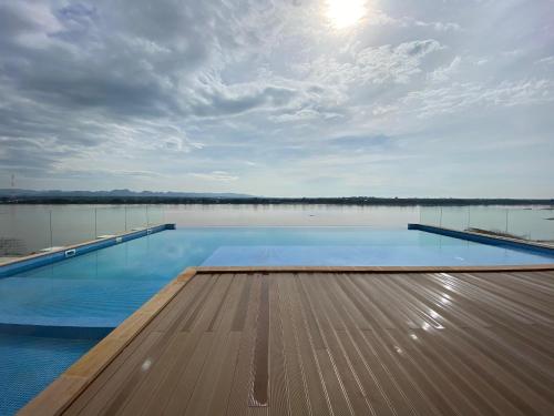 Piscina a โรงแรมสิริรีเจ้นท์ o a prop