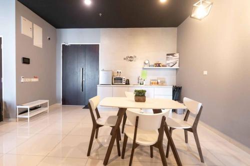 een keuken en eetkamer met een tafel en stoelen bij Spacious 3 Bedrooms by Cozy Home in Bayan Lepas