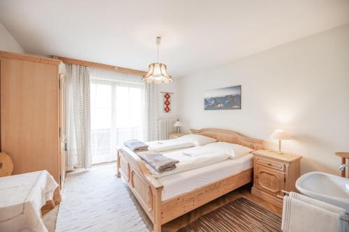 um quarto com uma cama, um lavatório e uma banheira em NaturparkResort Apartment Hörmann em Ardning