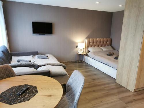 sala de estar con sofá y mesa en Cool Apartments en Liepāja