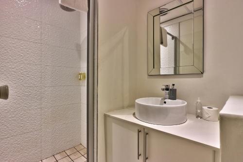 Ванная комната в Stylish Apartment With Atlantic Ocean Views!