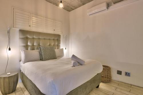 En eller flere senge i et værelse på Stylish Apartment With Atlantic Ocean Views!