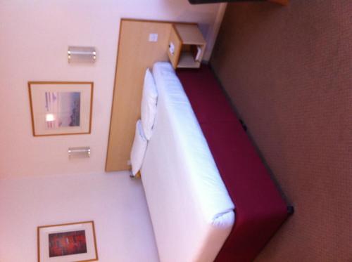 a bunk bed in a room with avertisementatronatronatronstrationstration at Days Inn Hotel Warwick South - Southbound M40 in Warwick