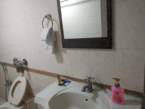 Bilik mandi di Happy Stay Service Apartment