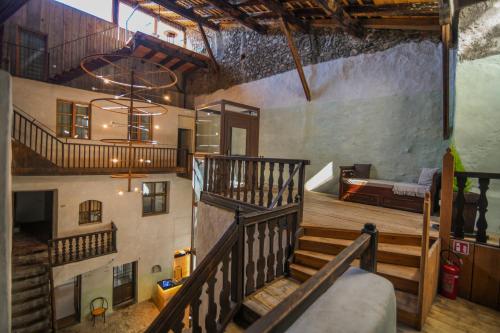 - une vue sur une chambre avec des escaliers dans un bâtiment dans l'établissement rössl bianco b&b&b, à Merano