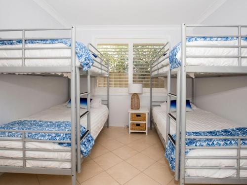 Postel nebo postele na pokoji v ubytování Coastaway I Pet Friendly I 3 Min Walk to Beach