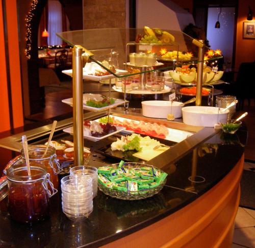 uma linha de buffet com muitos tipos diferentes de alimentos em Unser kleines Hotel Café Göbel em Laubach