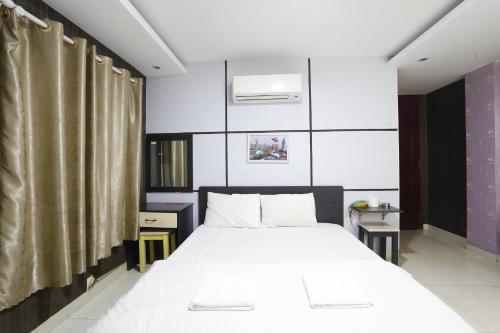 Un ou plusieurs lits dans un hébergement de l'établissement OYO 1149 Avatar Hotel