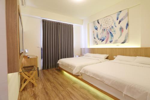 ein Hotelzimmer mit 2 Betten und einem Fenster in der Unterkunft Static Stack House in Dongshan