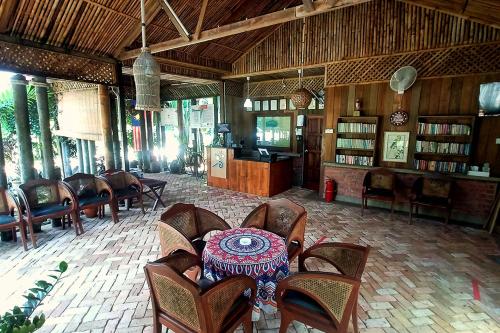 una sala da pranzo con tavolo e sedie in una stanza di Tanjung Inn a Kuantan