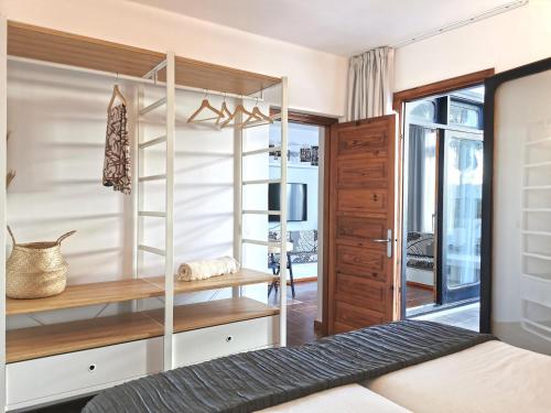Poschodová posteľ alebo postele v izbe v ubytovaní VULCANO APARTMENT LANZAROTE
