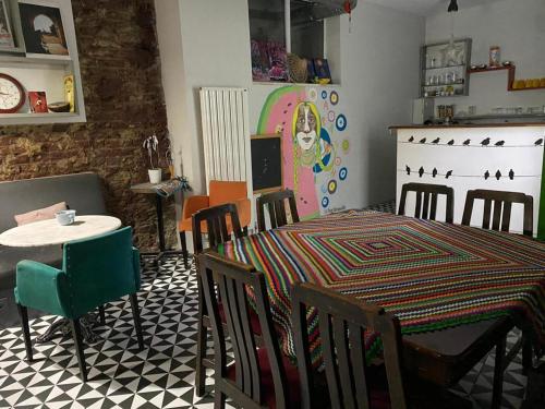 jadalnia ze stołem i krzesłami oraz stołem i krzesłami w obiekcie GRAND BELLA VİSTA Hostel w Stambule