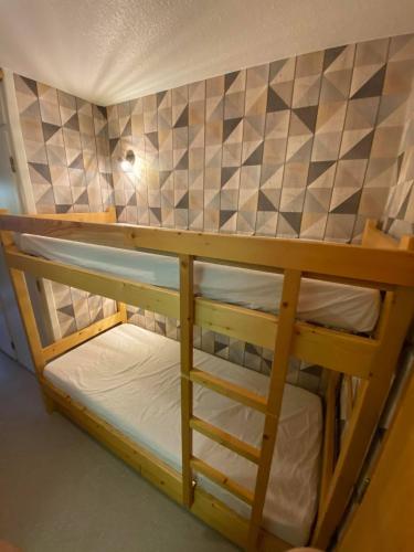 - deux lits superposés dans une chambre dans l'établissement Parenthèse à la montagne, à Bessans