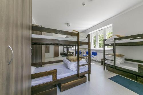 
A bunk bed or bunk beds in a room at Centrum Żeglarskie
