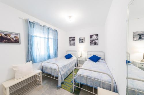 Posteľ alebo postele v izbe v ubytovaní Stylish 3 Bedroom Apartment at the Heart of Nueva Andalucia Close to Centro Plaza