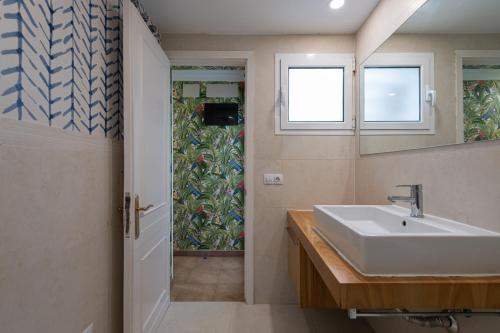 un baño con lavabo y espejo en Beach Front San Agustín Papagayos, en San Agustín