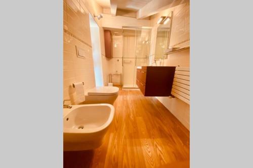 ein Badezimmer mit 2 WCs und einem Waschbecken in der Unterkunft Studio de Poeti in Bologna