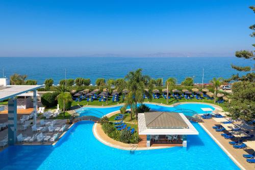 een luchtzicht op het zwembad in een resort bij Oceanis Beach Hotel in Ixia