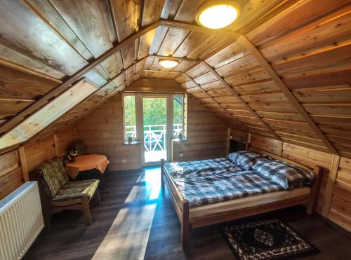 Un pat sau paturi într-o cameră la Koniczynka