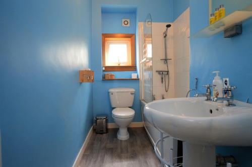 uma casa de banho com um WC branco e um lavatório. em Keek Oot at 73 em Gourock