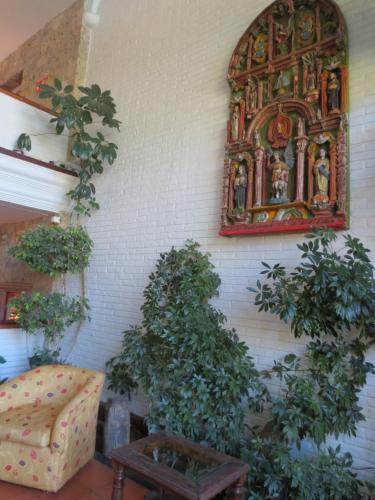 a wall with a window and two potted plants at Gran Hotel Hacienda De La Noria in Aguascalientes