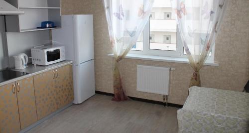Virtuvė arba virtuvėlė apgyvendinimo įstaigoje Apartament na Novo-Sadovoi 106litO