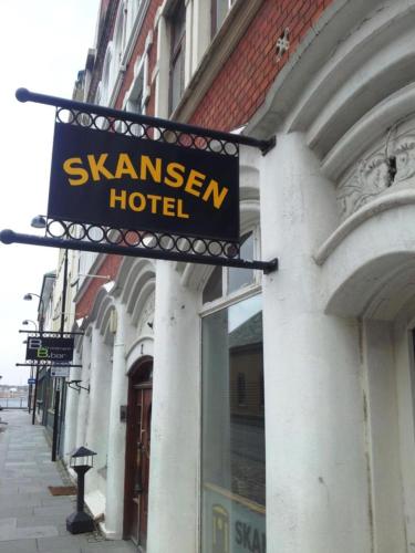 un panneau d'hôtel sur le côté d'un bâtiment dans l'établissement Skansen Hostel, à Stavanger