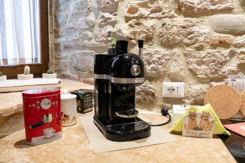 a coffee maker sitting on top of a counter at Mamihouse in Gubbio