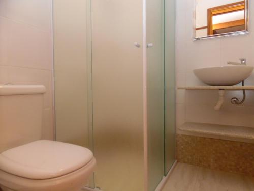 a bathroom with a toilet and a sink at Flat aconchegante no Centro Histórico in São João del Rei