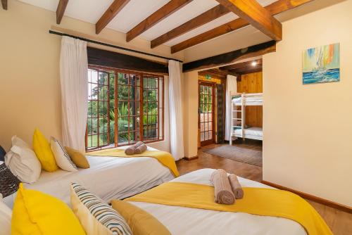 Tempat tidur dalam kamar di Big Tree House Lodge