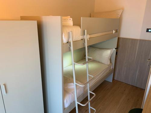 a small room with a bunk bed at Appartamenti Passuello Padola - Verde in Padola
