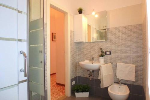 een badkamer met een wastafel en een spiegel bij Nettuno 1A in Lido di Pomposa