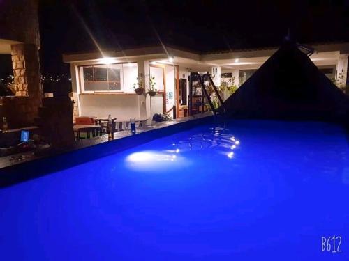 uma piscina à noite com iluminação azul em Castillo de Tarapoto em Tarapoto