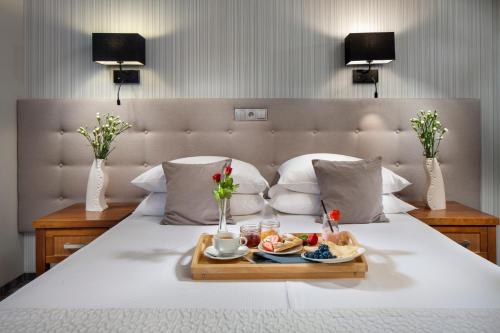 Säng eller sängar i ett rum på Hotel Aqua Sopot