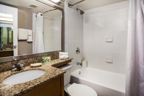 Et badeværelse på Holiday Inn Saratoga Springs, an IHG Hotel