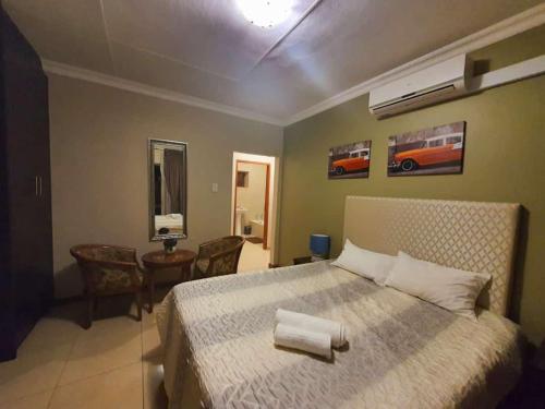 Un pat sau paturi într-o cameră la Tenacity Guesthouse - Riviera Park