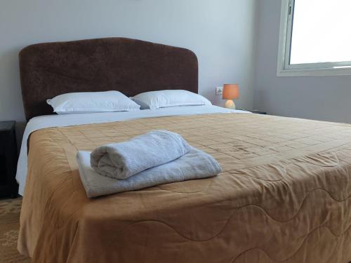 a bed with two towels sitting on top of it at Residence Davos Rabat in Rabat