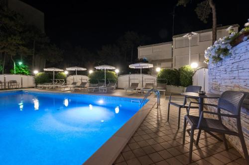Bazén v ubytovaní Hotel Croce Di Malta alebo v jeho blízkosti