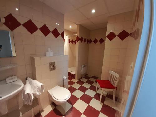 ein Badezimmer mit einem weißen WC und einem Waschbecken in der Unterkunft Hôtel Restaurant À L'Etoile in Merkwiller-Pechelbronn
