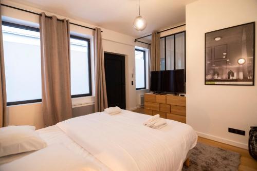 Un pat sau paturi într-o cameră la Place Vendome Chic St Honore